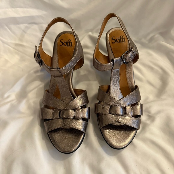NWOT Sofft 9.5W Sabana Metallic Leather T-strap Sandal - Picture 3 of 7